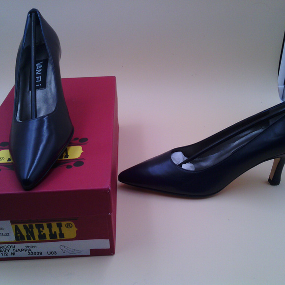 Vaneli Navy Pump - Picture 4 of 5
